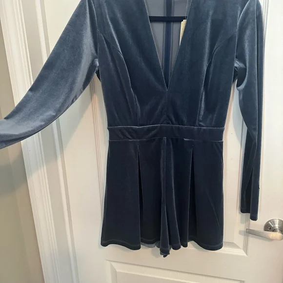 Gianni Bini Velvet Deep V Neck Romper XS - Picture 4 of 14